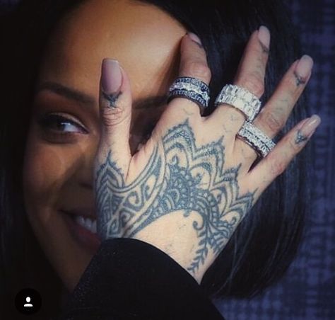 Rihanna henna tatto hand tatto rings Alisah Chanel, Rihanna Nails, Rihanna Fashion Outfits, Rihanna Hand Tattoo, Hand Tatto, Beginner Henna, Henna Ideas, Tattoo Hand, Skeleton Hand Tattoo