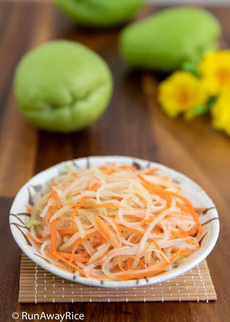 Carrot and Chayote Pickles (Do Chua Ca Rot Su Su) - Easy Refrigerator Pickles Recipe | recipe from runawayrice.com #RunAwayRice #AsianRecipe #VietnameseRecipe #VietnameseFood #VietDish #CarrotChayotePickles #DoChua #RefrigeratorPickles #PicklesRecipe Pickled Chayote Recipe, Sayote Recipe, Radish Pickles, Pickled Items, Easy Refrigerator Pickles, Latino Recipes, Chayote Recipes, Refrigerator Pickle Recipes, Lacto Fermented