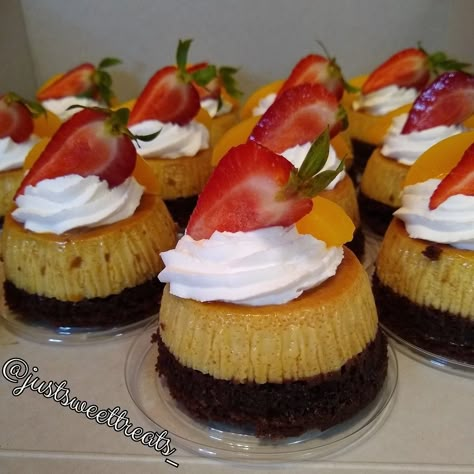 Mini Chocoflan Cupcakes, Mini Flan Cups, Mini Choco Flan, Mini Chocoflan, Chocoflan Cake, Choco Flan, Chocoflan Recipe, Deserts Cupcakes, Hummingbird Cake Recipes