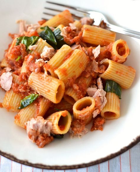 Recipe: Pasta with Tuna and Tomato Sauce Tuna And Tomato, Pasta With Tuna, How To Cook Tuna, Red Sauce Pasta Recipe, Pasta With Tomato Sauce, How To Make Tuna, Red Sauce Recipe, Tuna Pasta Bake, Red Sauce Pasta