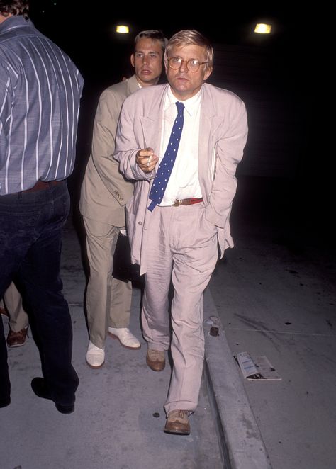 How to Nail Alt-Preppy Style Like David Hockney Photos | GQ Gentleman Style Summer, Pop Art Fashion, Preppy Men, Linen Men, Linen Suits, David Hockney, Elsa Peretti, Linen Suit, Suit Style