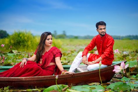 Pre Wedding Photoshoot Beach, Boat Pose, Engagement Photography Poses, Indian Wedding Couple Photography, Pre Wedding Photoshoot Outdoor, Indian Wedding Couple, Cute Couples Photography, Green Screen Video Backgrounds, Couple Photoshoot Poses