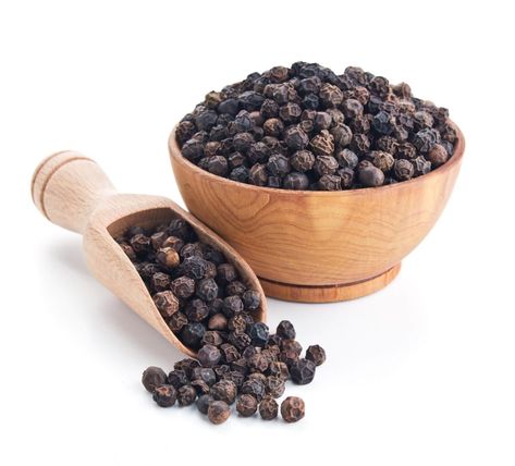 Black peppercorns are one of the most common cooking spices, but the many health benefits of black peppercorns may not be common knowledge. Since ancient times, though, black peppercorns have been used for their medicinal properties. It was widely known that this spice had an anti-flatulent property. Black Pepper Essential Oil, Black Pepper Oil, Dried Peppers, Spice Shop, Ripe Fruit, Pepper Seeds, Spices And Seasonings, Indian Spices, Purim