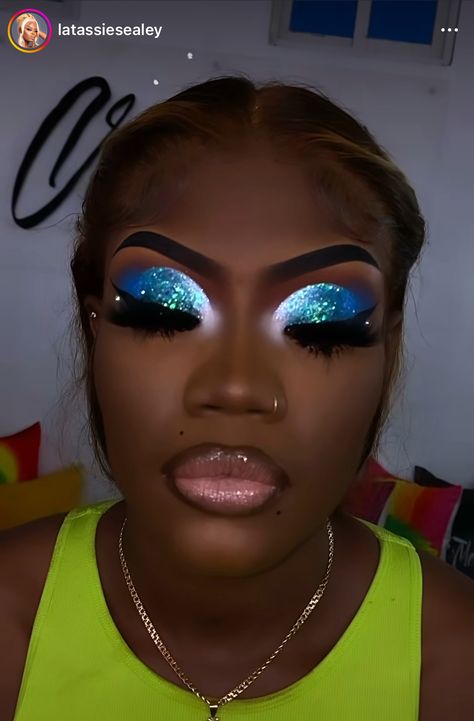 Blue Carnival Makeup, Carnival Makeup Looks, Carnival Makeup Ideas, Blue Glitter Eyeshadow, Turquoise Makeup, Make Up Gold, Blue Makeup Looks, How To Makeup, Trinidad Carnival