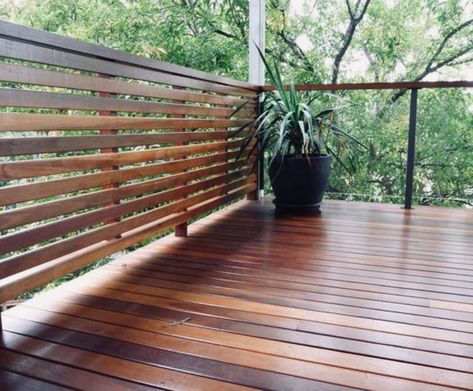 Deck Handrail, Wood Deck Railing, Deck Railing Design, Timber Screens, Wooden Deck, Deck Stairs, Timber Deck, Lan Can, Pergola With Roof