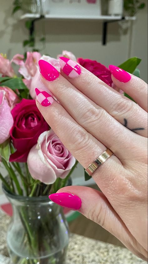 Hot Pink Nails With Black Tips, Checkered And Heart Nails, Checkered Pink Nails, Hot Pink Checkered Nails, Pink Checkered Nails, Checkered Nails, Barbie Nails, Nail Board, Hot Pink Nails