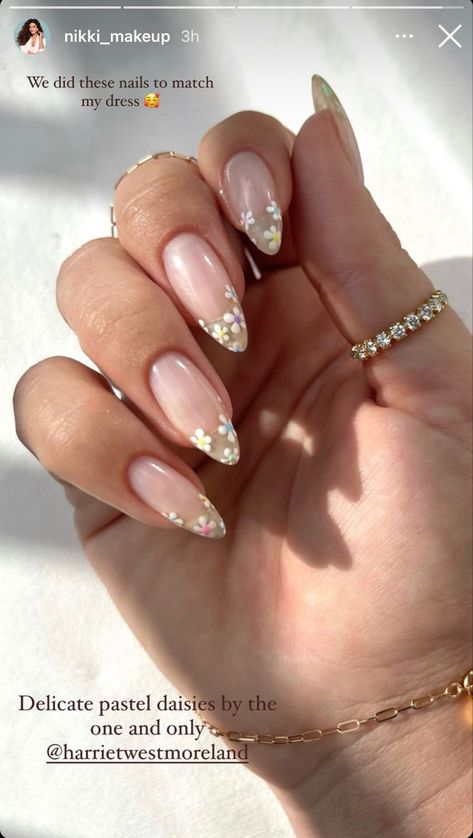 Floral French Tips, Pastel Daisy Nails, Neutral Floral Nails, Transparent Acrylic Nails, Light Pink French Tip Nails, Floral French Tip Nails, Floral French Tip, Summer Vacation Nails, Shellac Nails Fall