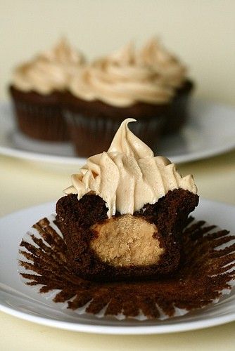 43031829_gXkNH3ry_c Chocolate Peanut Butter Cupcakes, Peanut Butter Cupcakes, Butter Cupcakes, Peanut Butter Recipes, Piece Of Cake, Dessert Cupcakes, Eat Dessert First, Butter Recipe, Yummy Sweets