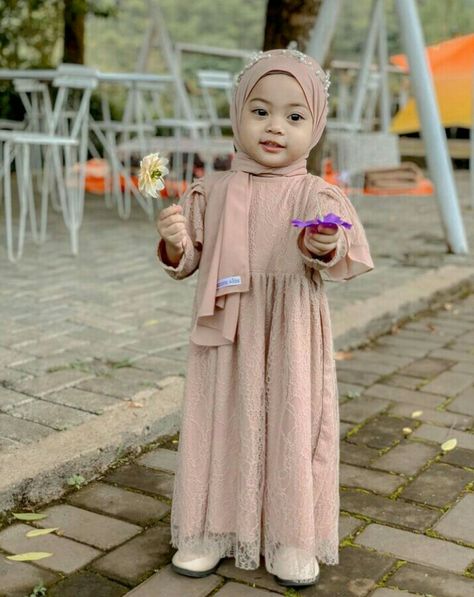 Muslim Kids Fashion, Kids Abaya, Baby Hijab, Cute Babies Photography, Simple Hijab, Kids Dress Wear, Kids Ootd