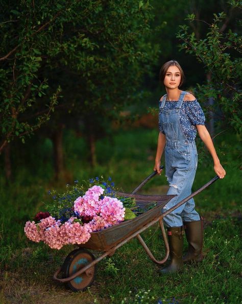 Gardening Style Clothes, Gardening Outfits For Women, Agriculture Ideas, Gardening Clothes, Site Work, Heal Your Soul, Gardening Photography, Christmas Posts, Different Ideas