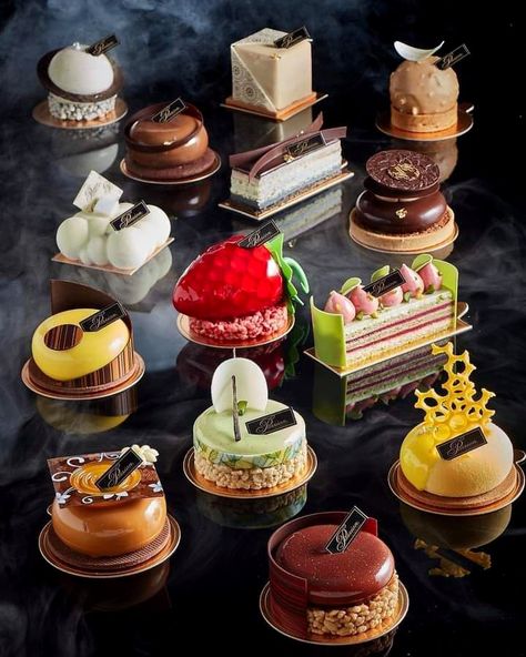 French Pastries Art, Chocolate Cake Toppers, Patisserie Shop, Patisserie Cake, Tokyo Midtown, Patisserie Fine, Dessert Restaurants, Different Types Of Cakes, Mini Pastries