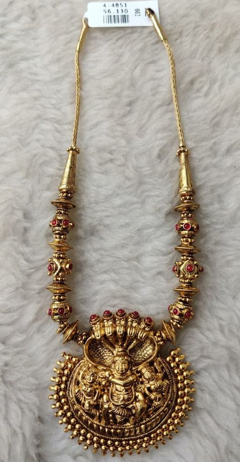 Gold Temple Jewellery, Neck Pieces Jewelry, Antique Necklaces Design, Gold Jewelry Outfits, Antique Necklaces, Indian Bridal Jewelry Sets, Fancy Jewelry Necklace, Antique Jewellery Designs, Gold Bridal Jewellery Sets