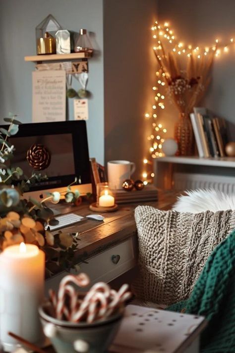 Stylish Workspaces with Christmas Theme Home Office Ideas Work Office Christmas Decor, Christmas Desk Ideas, Home Office Christmas Decor, Desk Christmas Decor, Christmas Desk Decor, Christmas Home Office, Christmas Desk Decorations, Christmas Desk, Cubicle Wall