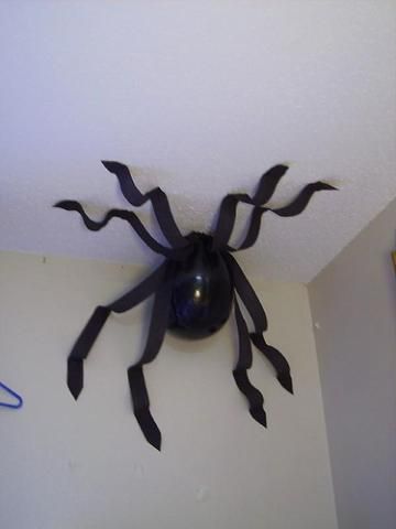 Balloon spider cute idea for a kids halloween party or Harry Potter themed party or any theme where this would work Balloon Spider, Dekorasi Halloween, Halloween Decor Diy, Spider Decorations, Spider Crafts, Halloween Fest, Anniversaire Harry Potter, Theme Harry Potter, Adornos Halloween