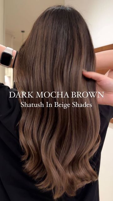 DW CREATIVE GROUP on Instagram: "Dark Mocha Brown 🐻🤎 SHATUSH in Beige shades ✨ See how we created a blend of brown with subtle transitions of SHATUSH highlights 🔝 Thanks to this technique, the highlights are placed below the roots, giving the color a very natural look 🫶🏻 #beige #brownhaircolor #hairhighlights #shatushhair #hairdone #hairtutorial #hairtrends #beigebrown ________________________________________________________________________ Dark Mocha Brown 🐻🤎 SHATUSH w Beżowych odcieniach ✨ Zobacz, jak stworzyliśmy połączenie brązu z delikatnym przejściem refleksami SHATUSH 🔝 Dzięki tej metodzie refleksy znajdują się poniżej odrostu, co sprawia, że kolor wygląda bardzo naturalnie 🫶🏻 Która z Was myślała kiedyś o takim odcieniu 🔝✨?" Brunette Base Color, Brown Hair Mocha Highlights, Neutral Light Brown Hair With Highlights, Neutral Golden Brown Hair, Level 6 Neutral Brown Hair, Mocha Brown Hair Highlights, Cool Mocha Hair, Different Brown Highlights, Light Medium Brown Hair Color