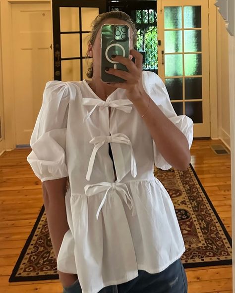 The Cutsey Bow Blouse - White 🤍 White Bow Blouse, Bow Tops Outfit, Bow Tie Top, Blouse With Bow, Bow Tie Shirt, Thrift Flips, White Bow Tie, Bow Tie Blouse, Bow Shirts