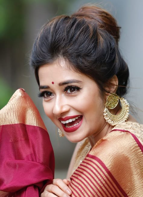 Tina Dutta, Saree Hairstyles, Short Hairstyle Women, Indian Wedding Hairstyles, Indian Bridal Hairstyles, Hacks Beauty, Indian Woman, Bridal Hairstyles, Saree Look