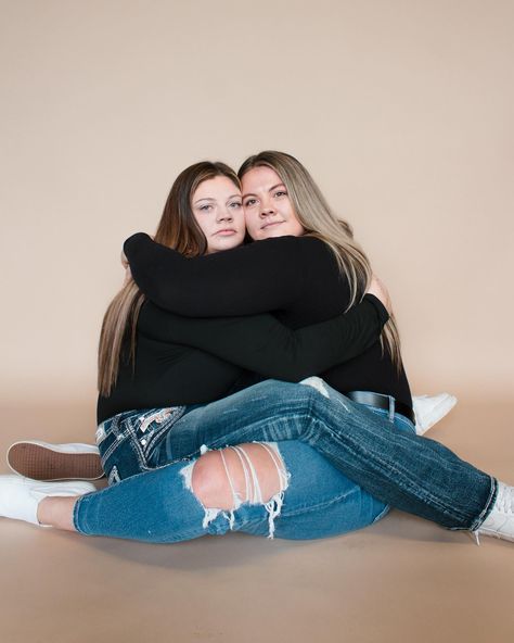 This is your sign to book an awkward photoshoot 😂🤌🏼 bring your bestie, sibling, significant other, family, anyone really. These were so fun to do 😂😍 Studio: @bloomstudioandevents #awkwardsiblings #awkwardsibilingshoot #awkwardphoto #awkwardphotoshoot #salemorphoto #salemorphotography #salemorphotographer #salemphoto Awkward Family Photoshoot, Jcp Photoshoot Ideas, Akward Photoshoot Poses 3 People, Awkward Photoshoot Poses, Silly Best Friend Pictures, Sibling Photo Shoots Funny, Awkward Friend Photos, Funny Friend Photoshoot, Funny Family Photos Ideas