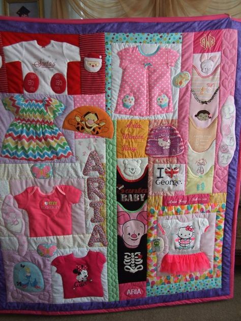 First Year Memory Quilt Issues Baby Memory Quilt, Old Baby Clothes, Baby Clothes Quilt, Memory Blanket, Baby Keepsakes, Keepsake Quilting, Diy Baby Clothes, Diy Bebe, Quilt Baby