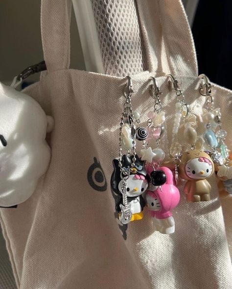 (99+) Tumblr Keychains On Bag, Cute Keychains For Backpacks, Backpack With Keychain, Bag Accessories Keychain, Hello Kitty Keychain, Backpack Outfit, Image Swag, Backpack Keychains, Backpack Decoration