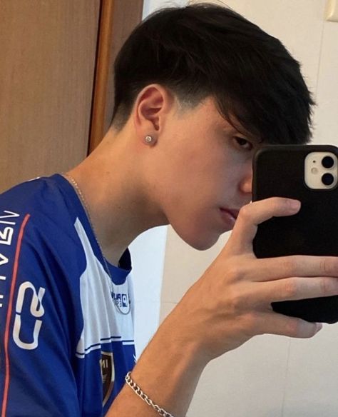 Fade Bajo, Boys Haircuts Long Hair, Boy Outfits Aesthetic, Korean Boy Hairstyle, Low Taper Fade Haircut, Boy Haircuts Long, Taper Fade Haircut, Straight Hair Cuts, Asian Men Hairstyle