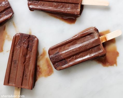 fudge brownie popsicles Coffee Popsicles, Ww Snacks, Fudge Pops, Mochi Cake, Best Chocolate Desserts, Summer Sweets, Frozen Dessert Recipe, Coconut Milk Recipes, Chocolate Cream Pie