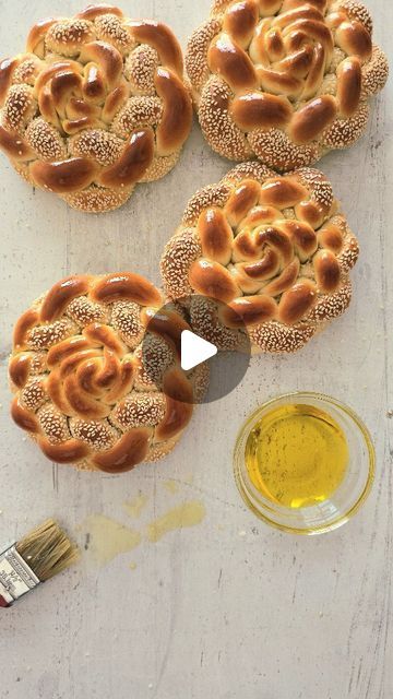 Flavored Challah Bread, Filled Challah Bread, Challah Bread Recipe Jewish, Challah Designs, Water Challah, Shabbos Recipes, Challa Bread, Bread Shapes, Challah Rolls