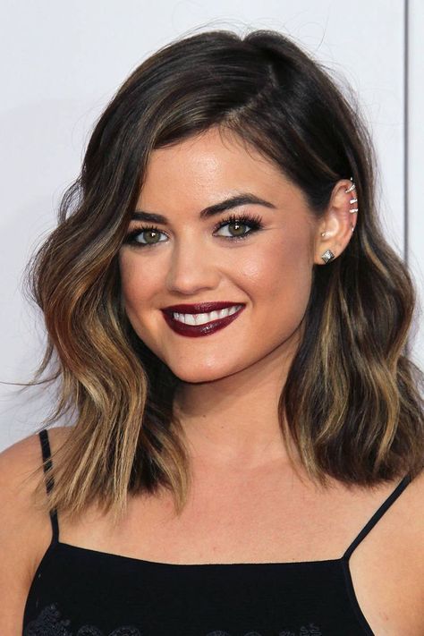 Earrings for Short Hairs - For all the ladies out there who have short hair and don't know how to style and choose their earrings, you must read this post. Wavy Haircut, Short Earrings, Hair Earrings, Hairstyles Wavy, Stunning Hairstyles, Ombré Hair, Short Hair Balayage, Ombre Hair Color, Hair Wear