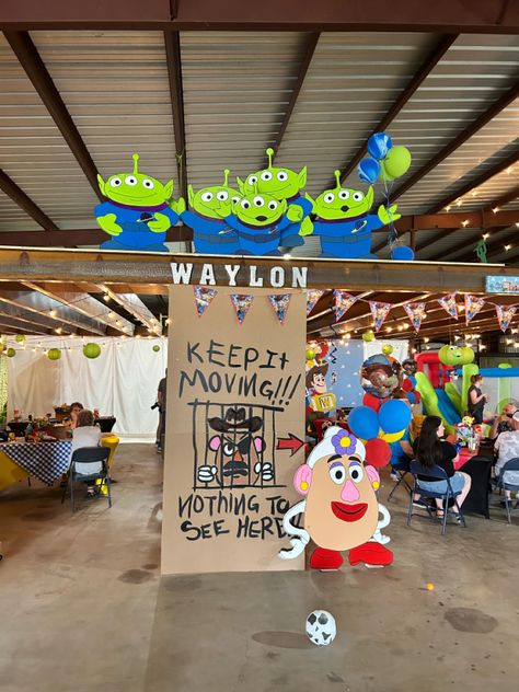 Toy Story Ideas Diy, Toy Story Hallway Theme, Toy Story Birthday Party Decorations Diy, Toy Story Diy Decorations, Toy Story Trunk Or Treat Ideas, Toy Story Backdrop Ideas, Diy Toy Story Decorations, Toy Story Backdrop, Toy Story Decor