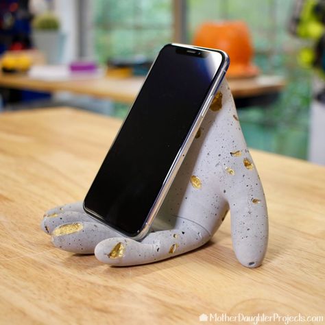 How To Make A Simple 'Hand Stand' For Your Cell Phone Diy Phone Stand, Plastic Mixing Bowls, Wood Phone Stand, Desk Phone Holder, Hand Stand, Free Cell Phone, Hand Phone, Iphone Holder, Diy Craft Ideas