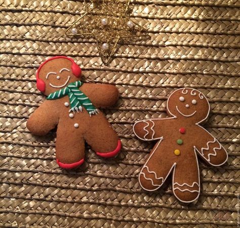 Gingerbread Man Cookie Decorating Ideas, Gingerbread Icing Ideas, How To Decorate Gingerbread Men, Funny Gingerbread Cookies, Gingerbread Man Ideas Decorating, Aesthetic Gingerbread Man, Gingerbread Man Aesthetic, Gingerbread Men Decorating Ideas, Gingerbread Man Decorating Ideas