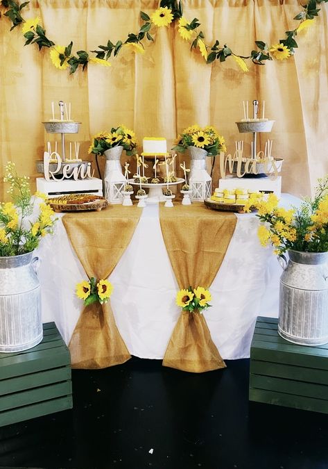 Sunflower Treat Table Ideas, Sunflower Balloon Garland Backdrop, Rustic Sunflower Birthday Party Ideas, Sunflower Candy Table Ideas, Sunflower Sweet 16 Party Ideas, Sunflower Theme Table, Sunflower Backdrop Ideas, Sunflower Bridal Shower Ideas Decoration, Sunflower Dessert Table Ideas