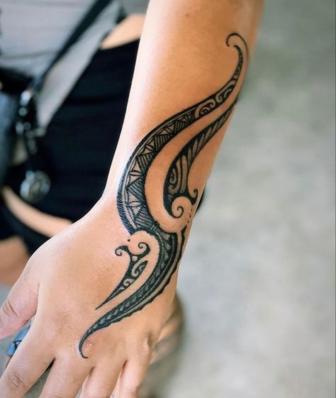 Trible Tattoos For Women Design, Polynesian Forearm Tattoo Women, Maori Hand Tattoos For Women, Ta Moko Women Hand, Hand Tamoko, Polynesian Hand Tattoos For Women, Samoan Hand Tattoo Women, Maori Tattoo Designs Women Arm, Maori Forearm Tattoo