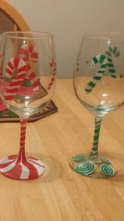 Christmas Wine Glasses Painted, Wine Glass Painting Ideas Easy Christmas, Candy Cane Wine Glasses Diy, Painted Glasses Christmas, Xmas Painted Wine Glasses, Holiday Wine Glasses Paint, Holiday Painted Wine Glasses, Christmas Glassware, Painted Wine Glasses Christmas