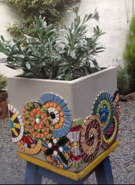 Beautiful Craft Ideas, Butcherblock Countertops, Mosaic Planters, Mosaic Art Diy, Mosaic Pots, Mosaic Flower Pots, Mosaic Garden Art, Mosaic Art Projects, Mosaic Tile Art