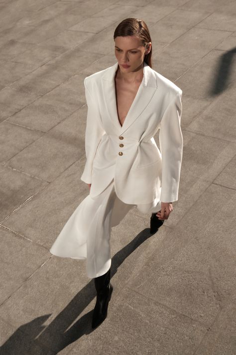 PRE-FALL 2022 - ANOUKI Official Website Cream Fashion Aesthetic, Street Fashion Shoot, Off White Blazer, Summer Blazer, Mcqueen Fashion, Event Outfit, Power Suit, Ootd Summer, Clothing Photography