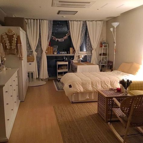 Hawaiian Home Decor, Hiasan Bilik Tidur, Deco Studio, Small Bedroom Designs, Room Deco, Aesthetic Rooms, Dream Room Inspiration, House Room, Cozy Room