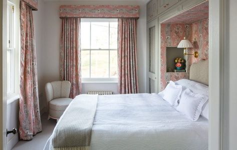 A perfectly-formed small bedroom, as designed by Nina Campbell - Country Life Small Sitting Rooms, Funky Bedroom, Country Style Interiors, Big Bedrooms, Nina Campbell, Small Bedroom Designs, Beautiful Rooms, Dreamy Bedrooms, Pink Bedroom