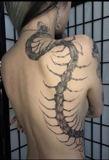 Edgy Hand Tattoos, Cool Back Tattoos, Upper Back Tattoos, Funky Tattoos, Tattoo Style Drawings, Makeup Tattoos, Tattoo Designs And Meanings, Black Ink Tattoos, Back Tattoos