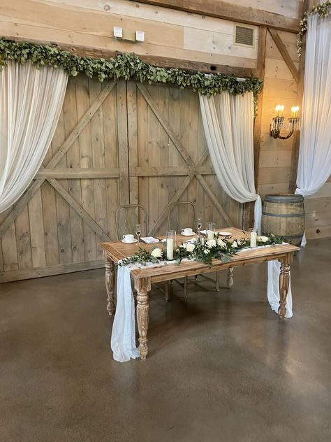 Western Sweetheart Table, Rustic Sweetheart Table Wedding, Farmhouse Wedding Table, Birthday Foods, Rustic Sweetheart Table, Ballet Wedding, Birdcage Wedding, Chelsea Wedding, Western Sunflower