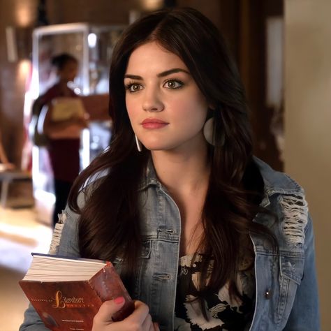 School Edit, Lucy Hale Outfits, Aria Montgomery Style, Estilo Blair Waldorf, Pretty Little Liars Aria, Petite Style Outfits, Brown Hair Inspiration, Pll Fashion, Aria Montgomery