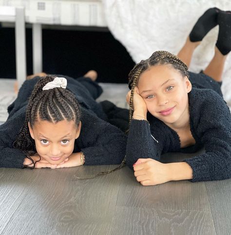 Ayesha Curry on Instagram: “My girls. 🖤” Riley Curry, Stephen Curry Ayesha Curry, Stephen Curry Family, The Curry Family, Stephen Curry Wallpaper, Rainbow Loom Bracelets Easy, Curry Pictures, Curry Wallpaper, Stephen Curry Pictures