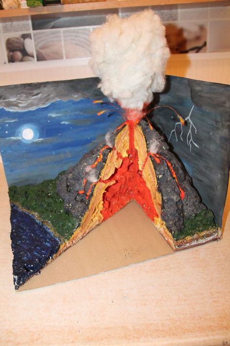 Vulcano Diy For Kids, Diy Volcano Project Kids, Vulcano Che Erutta, Diy Volcano Projects, Paper Mache Volcano, Volcano Science Projects, Volcano Project, Volcano Model, Volcano Projects