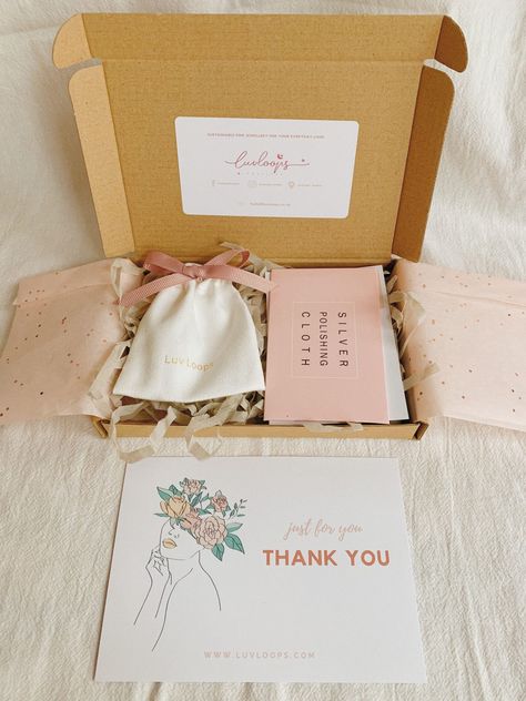 20 Packaging Ideas for Small Businesses - Wonder Forest Diy Jewelry Packaging Ideas, Bracelet Packaging Ideas, Diy Jewelry Packaging, Jewelry Packaging Ideas, Jewelry Packaging Diy, Pompon Diy, Etsy Packaging, Jewelry Packaging Design, Soya Mumu