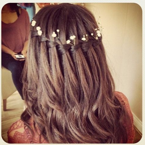 Waterfall braid with fresh flowers. Waterfall Braid Wedding Hair Indian, Waterfall Braid Hairstyle, Easy Party Hairstyles, Waterfall Hairstyle, Hairstyle Ideas Easy, Dutch Braid Hairstyles, Engagement Hairstyles, Wedding Braids, Open Hairstyles