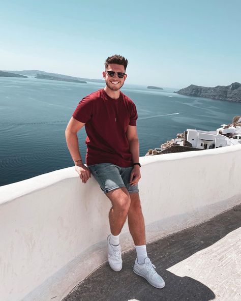 JOSH SUL | Men’s Fashion on Instagram: “These views are ridiculous 🏞 New @sulfitclothing tees coming soon👏🏼 Enjoy your Saturday night guys😄 #santorini #santorinigreece…” Chubby Men Fashion, Mens Summer Casual, Outfits Men Streetwear, Young Mens Fashion, Stylish Shirts Men, Mens Shorts Outfits, Mens Summer Outfits, Fashion Funny, Mens Casual Outfits Summer