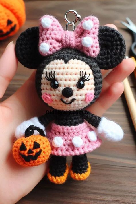 This adorable crochet Halloween Minnie Mouse keychain is a charming accessory that combines the magic of Disney with the festive spirit of Halloween. Mickey Mouse Crochet, Halloween Minnie Mouse, Crochet Keychains, Minnie Mouse Halloween, Crochet Halloween, Pola Amigurumi, Halloween Crochet Patterns, Adorable Crochet, Mini Mouse