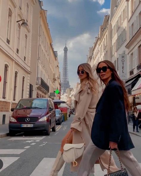 Paris Aesthetic Fashion Winter, Paris Aesthetic Fashion, Friend Trips, Paris Trip Outfits, Friends In Paris, Paris Photo Ideas, Girl In Paris, Bestie Outfits, Paris Birthday