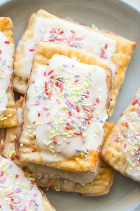 Healthy Pop Tarts that are made without corn syrup, butter, or oil! These homemade pop tarts use 2 ingredient dough, and are vegan, gluten free, and protein packed! 2 Ingredient Dough Recipes, Blueberry Cinnamon Rolls, 2 Ingredient Dough, Homemade Pop Tarts, Strawberry Pop Tart, Gluten Free Bagels, Levain Bakery, Breakfast Pastries, Dough Recipes