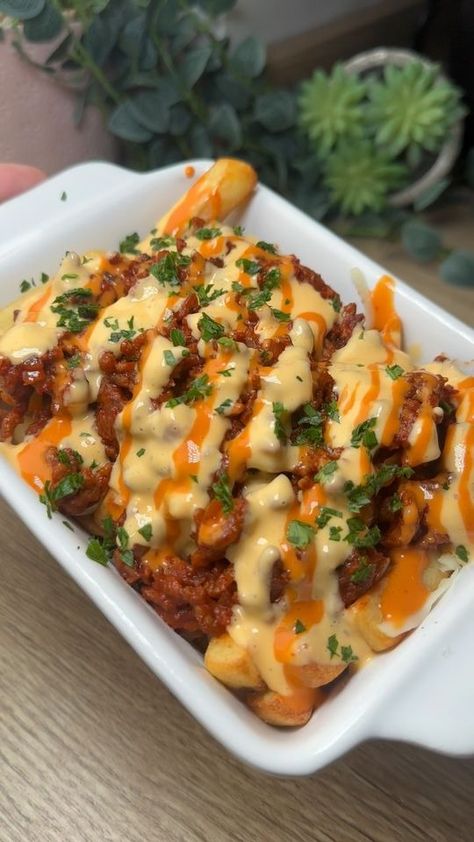 (20+) Dinner_at_Hols Reels | Facebook Beef Loaded Fries, Fries In The Air Fryer, Oven Chips, Sriracha Mayo, Tomato Puree, Loaded Fries, Air Fryer Oven, Tastemade Recipes, Indian Cooking Recipes